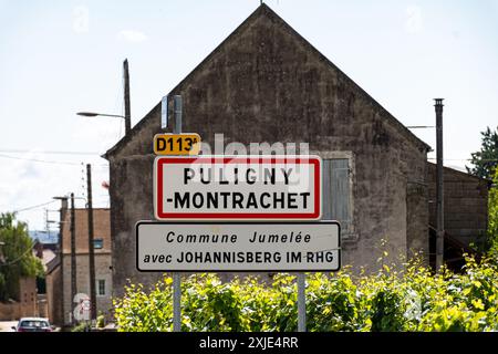 Panneau routier Puligny-Montrachet village, vin de Bourgogne France. Vinification de vin sec blanc de haute qualité à partir de raisins Chardonnay sur des vignobles de classe grand cru Banque D'Images