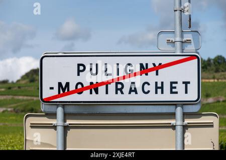 Panneau routier Puligny-Montrachet village, vin de Bourgogne France. Vinification de vin sec blanc de haute qualité à partir de raisins Chardonnay sur des vignobles de classe grand cru Banque D'Images