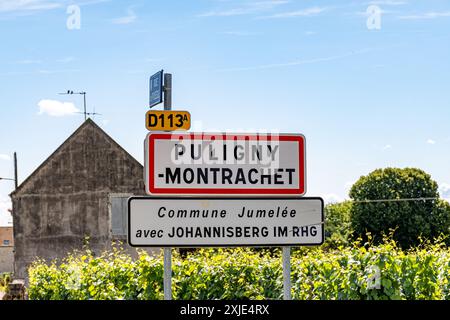 Panneau routier Puligny-Montrachet village, vin de Bourgogne France. Vinification de vin sec blanc de haute qualité à partir de raisins Chardonnay sur des vignobles de classe grand cru Banque D'Images