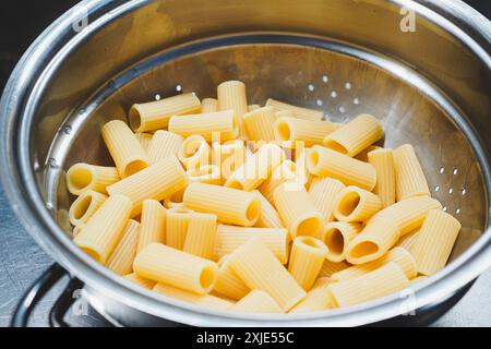 Pâtes maccheroni cuites, égouttées dans une passoire Banque D'Images