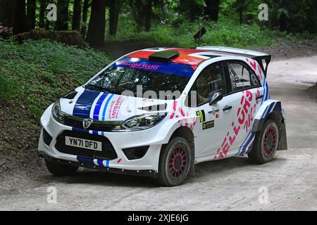 Oliver Mellors, Proton IRIZ R5, Contemporary Rally Cars, présentant des véhicules qui sont actuellement en compétition dans la phase spéciale internationale et la veille du tarmac Banque D'Images