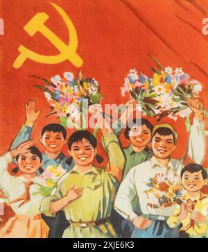 Affiche de propagande de la Révolution culturelle, adolescents tenant des bouquets de fleurs et acclamant devant le drapeau du Parti communiste chinois. Banque D'Images