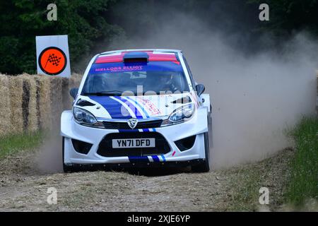 Oliver Mellors, Proton IRIZ R5, Contemporary Rally Cars, présentant des véhicules qui sont actuellement en compétition dans la phase spéciale internationale et la veille du tarmac Banque D'Images