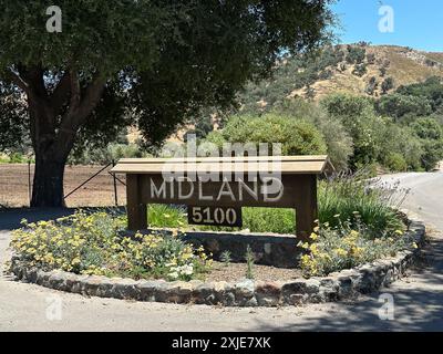 Santa Ynez, Californie, États-Unis. 16 juillet 2024. Le panneau de l'école Midland au 5100 Figueroa Mountain Road a été sauvé par les pompiers lorsque l'incendie du lac faisait rage la première semaine. L'école a la chance d'être située juste en face de Neverland Ranch, de sorte que les deux propriétés ont été sauvées par des pompiers attentifs de nombreux comtés différents. Aucun dommage n'a été subi à l'un ou l'autre ranch. (Crédit image : © Amy Katz/ZUMA Press Wire) USAGE ÉDITORIAL SEULEMENT! Non destiné à UN USAGE commercial ! Banque D'Images