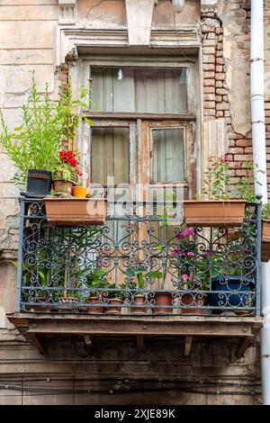 Vue sur la rue et architecture traditionnelle dans la vieille ville de Tbilissi, Géorgie. Banque D'Images