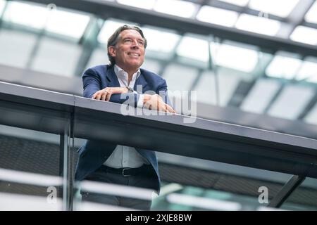 Munich, Allemagne. 10 juillet 2024. Christian Wegner, directeur général de Süddeutscher Verlag, se trouve dans la zone d’entrée de la SZ. Crédit : Peter Kneffel/dpa/Alamy Live News Banque D'Images