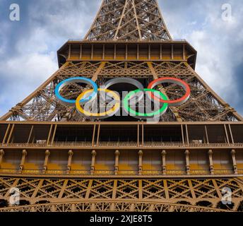 Paris, France - 07 17 2024 : vue sur la Tour Eiffel avec les anneaux olympiques depuis les quais de Seine Banque D'Images