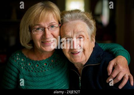 Portrait d'une femme mature embrassant sa mère âgée. Banque D'Images