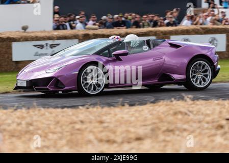 2024 Lamborghini Huracán EVO Spyder voiture de sport conduisant sur la piste de montée de colline au Goodwood Festival of Speed 2024 Motorsport Event, Royaume-Uni Banque D'Images