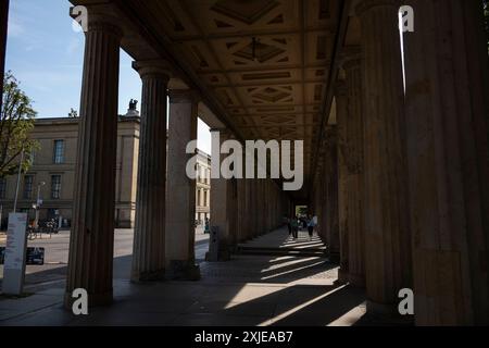 Les colonnades de Friedrich August Stüler, les colonnades du côté sud et est du Neues Museum ont été construites entre 1853 et 1860, à Berlin, en Allemagne Banque D'Images