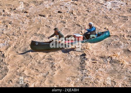 Canoéistes tirant sur les San Francisco Canyon Rapids, les Lower Canyons de Rio Grande, Texas, États-Unis Banque D'Images