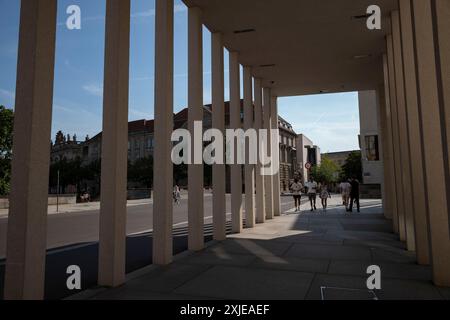 James-Simon-Galerie, centre d'accueil et galerie d'art situé entre le Neues Museum reconstruit et le bras Kupfergraben de la rivière Spree. Banque D'Images