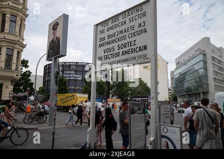 Checkpoint Charlie quartier de Berlin, à proximité du métro Kochstraße et de la station de U-Bahn Berlin qui se trouve à 100 mètres, Berlin, Allemagne Banque D'Images