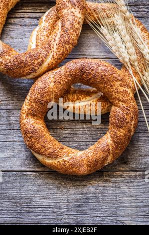 Bagel traditionnel turc / simit avec sésame sur table rustique, concept de pâtisserie de petit déjeuner turc Banque D'Images