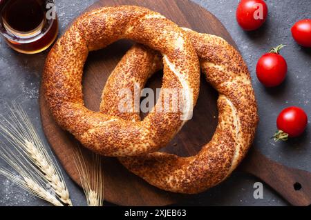 Bagel traditionnel turc / simit avec sésame sur table rustique, concept de pâtisserie de petit déjeuner turc Banque D'Images
