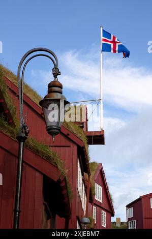 Lampadaire traditionnel et drapeau islandais flottant à Torshavn, îles Féroé Banque D'Images