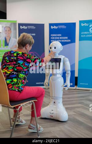 Humanoider Roboter Pepper - Forschung an der Medizinische Universität Lausitz - Carl Thiem DEU/Brandenburg/ Cottbus Â Vorrstellung eines sozialen Roboters Pepper an der Brandenburgischen Technischen Universität Cottbus-Senftenberg BTU und der Medizinische Universität Lausitz - Carl Thiem. Dort wird derzeit eine Pilotstudie durchgeführt, um die Auswirkungen der Interaktionsmodalitäten auf das engagement und die Anwendungen in pflegetypischen Situationen zu untersuchen. Pepper wird eingesetzt, um verschiedene Formen der Mensch-Maschine-Interaktion zu erproben. Ziel ist es, die Auswirkungen solch Banque D'Images