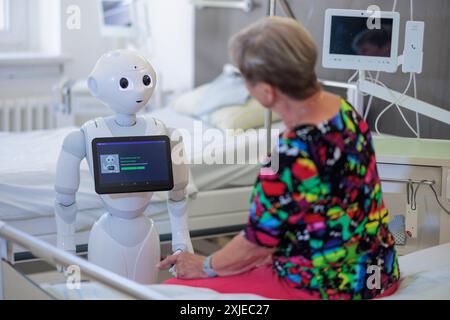 Humanoider Roboter Pepper - Forschung an der Medizinische Universität Lausitz - Carl Thiem DEU/Brandenburg/ Cottbus Â an der Brandenburgischen Technischen Universität Cottbus-Senftenberg BTU und der Medizinische Universität Lausitz - Carl Thiem, wird derzeit eine Pilotstudie durchgeführt, UM die Auswirkungen der Interaktionsmodalitäten eines sozialen Roboters Pepper auf das engagement und die Anwendungen in pflegetypischen Situationen zu untersuchen. Pepper wird eingesetzt, um verschiedene Formen der Mensch-Maschine-Interaktion zu erproben. Ziel ist es, die Auswirkungen solcher Technologien au Banque D'Images