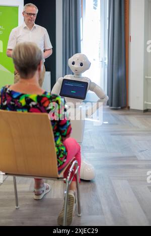 Humanoider Roboter Pepper - Forschung an der Medizinische Universität Lausitz - Carl Thiem DEU/Brandenburg/ Cottbus Â Vorrstellung eines sozialen Roboters Pepper an der Brandenburgischen Technischen Universität Cottbus-Senftenberg BTU und der Medizinische Universität Lausitz - Carl Thiem. Dort wird derzeit eine Pilotstudie durchgeführt, um die Auswirkungen der Interaktionsmodalitäten auf das engagement und die Anwendungen in pflegetypischen Situationen zu untersuchen. Pepper wird eingesetzt, um verschiedene Formen der Mensch-Maschine-Interaktion zu erproben. Ziel ist es, die Auswirkungen solch Banque D'Images