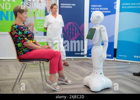 Humanoider Roboter Pepper - Forschung an der Medizinische Universität Lausitz - Carl Thiem DEU/Brandenburg/ Cottbus Â Vorrstellung eines sozialen Roboters Pepper an der Brandenburgischen Technischen Universität Cottbus-Senftenberg BTU und der Medizinische Universität Lausitz - Carl Thiem. Dort wird derzeit eine Pilotstudie durchgeführt, um die Auswirkungen der Interaktionsmodalitäten auf das engagement und die Anwendungen in pflegetypischen Situationen zu untersuchen. Pepper wird eingesetzt, um verschiedene Formen der Mensch-Maschine-Interaktion zu erproben. Ziel ist es, die Auswirkungen solch Banque D'Images