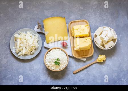 Delicatessen concept, différents types de fromage et beurre, cheddar, caillé Banque D'Images