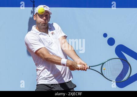 Gstaad Suisse, 07 18 2024 : Quentin Halys (FRA) en action lors de l’EFG Swiss Open. Lors de l'EFG Swiss Open Gstaad, match international de tennis à Gstaad, Suisse, le 18 juillet 2024 Banque D'Images