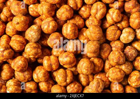 Pois chiches jaunes rôtis avec sauce au piment, noix turque épicée traditionnelle, leblebi Banque D'Images