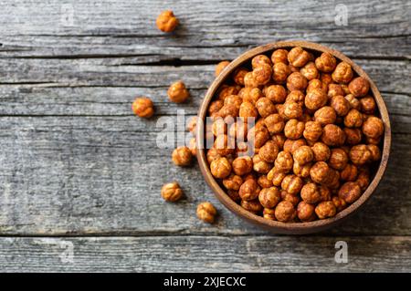 Pois chiches jaunes rôtis avec sauce au piment, noix turque épicée traditionnelle, leblebi Banque D'Images