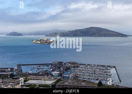 Vue aérienne de l'embarcadère 39 de San Francisco, de la baie et de l'île d'Alcatraz Banque D'Images