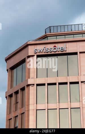 Tbilissi, Géorgie - 20 JUIN 2024 : façade extérieure du Swissotel au centre de Tbilissi, la capitale de la Géorgie. Banque D'Images