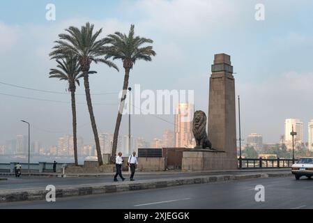 Le Caire, Égypte. 1er juillet 2024 deux hommes égyptiens traversent le pont Qasr El Nil pendant le trajet matinal, au centre-ville du Caire, Egypte. Banque D'Images