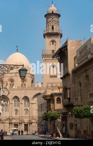 Le Caire, Égypte. 7 juillet 2024 les dômes et minarets des bâtiments historiques du Caire islamique le long de la rue Muiz près du bazar Khan el Khalili, le Caire, Banque D'Images