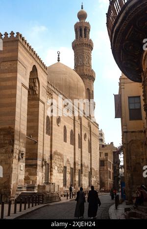 Le Caire, Égypte. 7 juillet 2024 les habitants et les touristes passent devant l'un des nombreux monuments restaurés le long de la Charia Al Muizz Li DIN Allah près de Khan El Khalili Banque D'Images