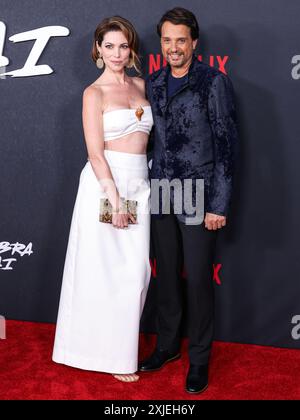 LOS ANGELES, CALIFORNIE, États-Unis - 17 JUILLET : Courtney Henggeler et Ralph Macchio arrivent à la projection spéciale de Los Angeles de la saison 6 de 'Cobra Kai' de Netflix - partie 1 qui se tient au Autry Museum of the American West à Griffith Park le 17 juillet 2024 à Los Angeles, Californie, États-Unis. (Photo de Xavier Collin/image Press Agency) Banque D'Images