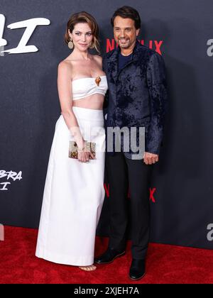 Los Angeles, États-Unis. 17 juillet 2024. LOS ANGELES, CALIFORNIE, États-Unis - 17 JUILLET : Courtney Henggeler et Ralph Macchio arrivent à la projection spéciale de Los Angeles de la saison 6 de 'Cobra Kai' de Netflix - partie 1 qui se tient au Autry Museum of the American West à Griffith Park le 17 juillet 2024 à Los Angeles, Californie, États-Unis. (Photo de Xavier Collin/image Press Agency) crédit : image Press Agency/Alamy Live News Banque D'Images