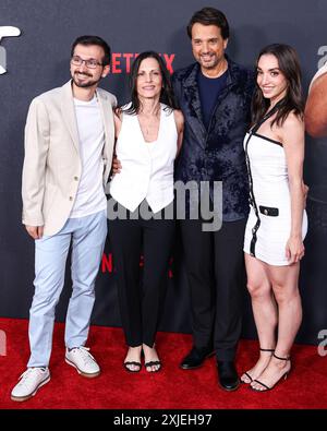 LOS ANGELES, CALIFORNIE, ÉTATS-UNIS - 17 JUILLET : Daniel Macchio, Phyllis Fierro, Ralph Macchio et Julia Macchio arrivent à la projection spéciale de Los Angeles de 'Cobra Kai' saison 6 - partie 1 de Netflix qui se tient au Autry Museum of the American West à Griffith Park le 17 juillet 2024 à Los Angeles, Californie, États-Unis. (Photo de Xavier Collin/image Press Agency) Banque D'Images