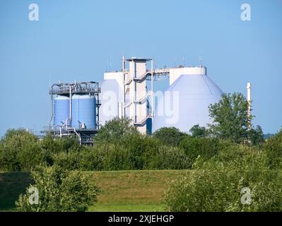 Infrastructure des installations d'égouts de Dresde avec deux digesteurs et une usine de traitement. Rôle clé dans le traitement des eaux usées et la protection de l'environnement Banque D'Images