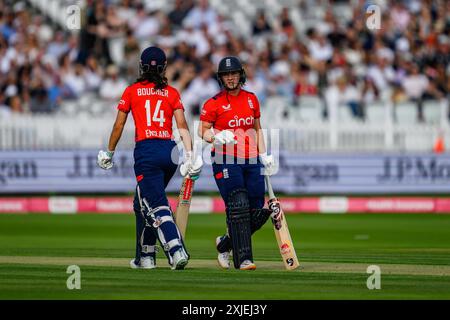 LONDRES, ROYAUME-UNI. 17 juillet, 24. Maia Bouchier d'Angleterre (à gauche) et Alice Capsey d'Angleterre (à droite) lors de l'Angleterre Women vs Nouvelle-Zélande Fifth Vitality T20 International au Lord's Cricket Ground le mercredi 17 juillet 2024 à LONDRES EN ANGLETERRE. Crédit : Taka Wu/Alamy Live News Banque D'Images