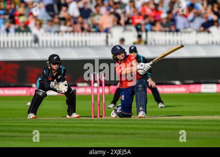 LONDRES, ROYAUME-UNI. 17 juillet, 24. Alice Capsey d'Angleterre (à gauche) et Izzy gaze of New Zealand Women (à droite) lors de England Women vs New Zealand Fifth Vitality T20 International au Lord's Cricket Ground le mercredi 17 juillet 2024 à LONDRES, ANGLETERRE. Crédit : Taka Wu/Alamy Live News Banque D'Images