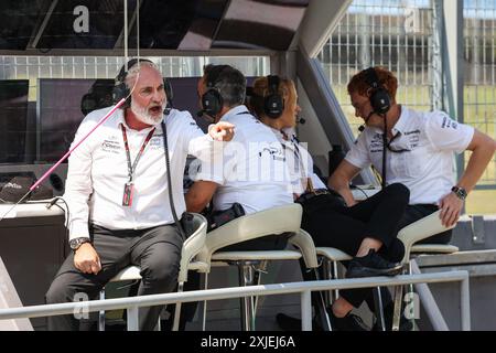 Mogyorod, Hongrie, 18/07/2024, ingénieurs fictifs pitwall de l'équipe APEX APXGP pour le film F1 d'Apple Studios / Bruckheimer films, illustration lors du Grand Prix de Hongrie de formule 1 2024, 13ème manche du Championnat du monde de formule 1 2024 du 19 au 21 juillet 2024 sur le Hungaroring, à Mogyorod, Hongrie Banque D'Images