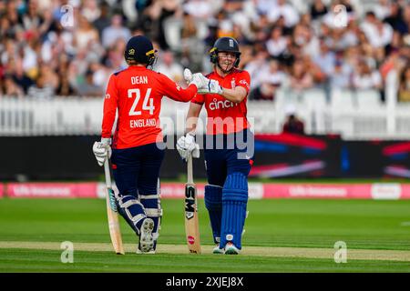 LONDRES, ROYAUME-UNI. 17 juillet, 24. Charlie Dean of England (à gauche) et Heather Knight of England (Capt.) (à droite) lors de England Women vs New Zealand Fifth Vitality T20 International au Lord's Cricket Ground le mercredi 17 juillet 2024 à LONDRES EN ANGLETERRE. Crédit : Taka Wu/Alamy Live News Banque D'Images