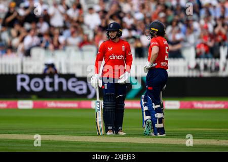 LONDRES, ROYAUME-UNI. 17 juillet, 24. Charlie Dean of England (à gauche) et Heather Knight of England (Capt.) (à droite) lors de England Women vs New Zealand Fifth Vitality T20 International au Lord's Cricket Ground le mercredi 17 juillet 2024 à LONDRES EN ANGLETERRE. Crédit : Taka Wu/Alamy Live News Banque D'Images