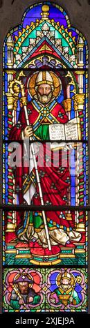 PÉROUSE, ITALIE - 15 MAI 2024 : le détail du vitrail avec le composé Augustin dans l'église Basilica di San Domenico dessinée par Mariotto di Nardo Banque D'Images