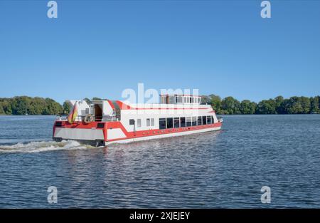 Bateau touristique près de Röbel au lac Müritzsee dans la région des lacs de Mecklenburg, Allemagne Banque D'Images