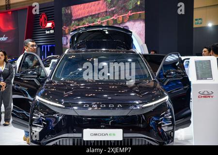 Tangerang, Indonésie. 18 juillet 2024. Les gens visitent le stand de la marque automobile chinoise CHERY au salon international de l'auto de GAIKINDO Indonesia (GIIAS) 2024 à Tangerang, province de Banten, Indonésie, le 18 juillet 2024. Le 31ème GIIAS a ouvert jeudi à l'exposition de la Convention d'Indonésie à Tangerang. Des dizaines de marques automobiles internationales sont apparues au salon de l'auto qui durera jusqu'en juillet 28. Crédit : Xu Qin/Xinhua/Alamy Live News Banque D'Images