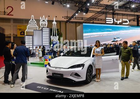 Tangerang, Indonésie. 18 juillet 2024. Les visiteurs regardent les véhicules exposés sur le stand de la marque automobile chinoise BYD au salon international de l'auto de GAIKINDO Indonesia (GIIAS) 2024 à Tangerang, province de Banten, Indonésie, le 18 juillet 2024. Le 31ème GIIAS a ouvert jeudi à l'exposition de la Convention d'Indonésie à Tangerang. Des dizaines de marques automobiles internationales sont apparues au salon de l'auto qui durera jusqu'en juillet 28. Crédit : Xu Qin/Xinhua/Alamy Live News Banque D'Images