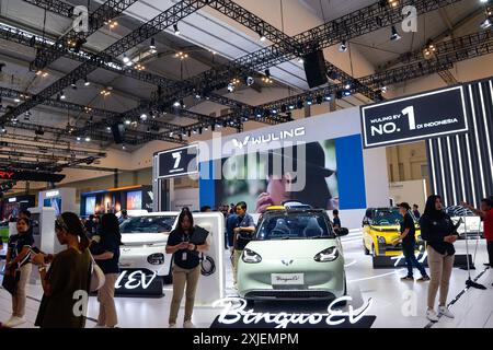 Tangerang, Indonésie. 18 juillet 2024. Les visiteurs regardent les véhicules exposés sur le stand de la marque automobile chinoise WULING au salon international de l'auto de GAIKINDO Indonesia (GIIAS) 2024 à Tangerang, province de Banten, Indonésie, le 18 juillet 2024. Le 31ème GIIAS a ouvert jeudi à l'exposition de la Convention d'Indonésie à Tangerang. Des dizaines de marques automobiles internationales sont apparues au salon de l'auto qui durera jusqu'en juillet 28. Crédit : Xu Qin/Xinhua/Alamy Live News Banque D'Images