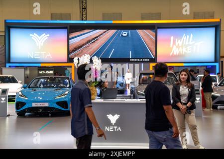 Tangerang, Indonésie. 18 juillet 2024. Les visiteurs regardent les véhicules exposés sur le stand de la marque automobile chinoise NETA au salon international de l'auto de GAIKINDO Indonesia (GIIAS) 2024 à Tangerang, province de Banten, Indonésie, le 18 juillet 2024. Le 31ème GIIAS a ouvert jeudi à l'exposition de la Convention d'Indonésie à Tangerang. Des dizaines de marques automobiles internationales sont apparues au salon de l'auto qui durera jusqu'en juillet 28. Crédit : Xu Qin/Xinhua/Alamy Live News Banque D'Images