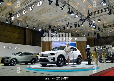 Tangerang. 18 juillet 2024. Cette photo prise le 18 juillet 2024 montre le stand de VOLVO au salon international de l'auto GAIKINDO Indonesia (GIIAS) 2024 à Tangerang, province de Banten, Indonésie. Le 31ème GIIAS a ouvert jeudi à l'exposition de la Convention d'Indonésie à Tangerang. Des dizaines de marques automobiles internationales sont apparues au salon de l'auto qui durera jusqu'en juillet 28. Crédit : Xu Qin/Xinhua/Alamy Live News Banque D'Images