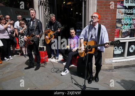 Travis joue un concert surprise à Covent Garden, dans le centre de Londres, pour célébrer la sortie de leur 10e album studio, L.A. Times. Date de la photo : jeudi 18 juillet 2024. Banque D'Images